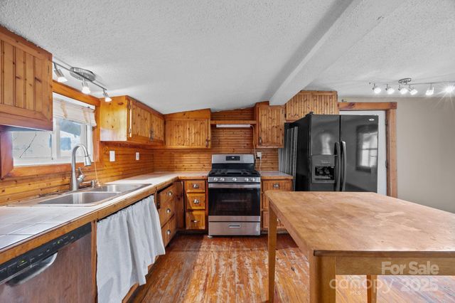 99 Wakefield Drive, Hendersonville, NC 28792