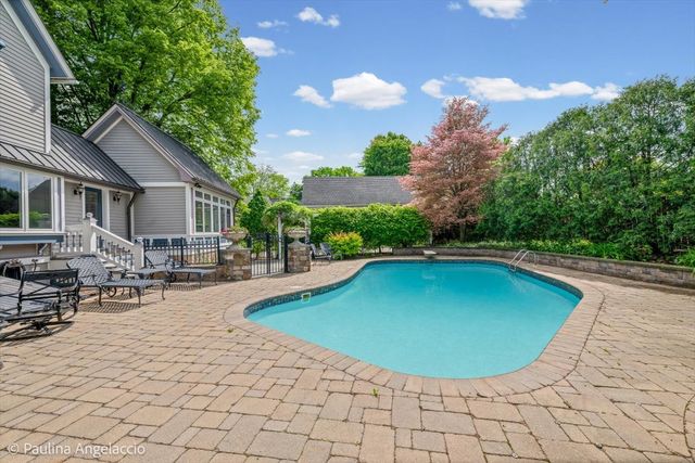 135 W Lake Street, Barrington, IL 60010