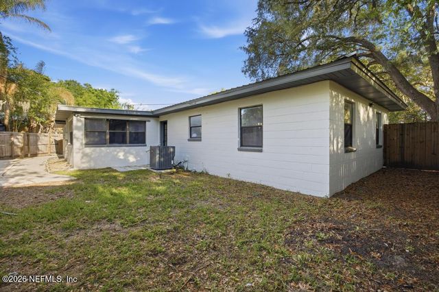 120 E OAK HILL Drive, Palatka, FL 32177