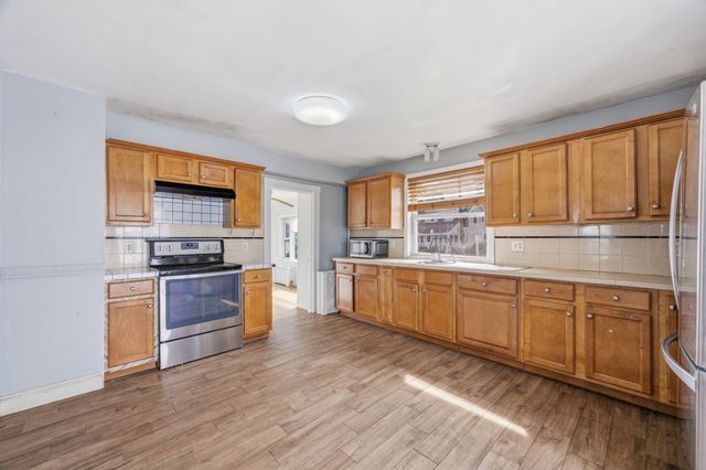 27 Houston Pl, Lynn, MA 01905