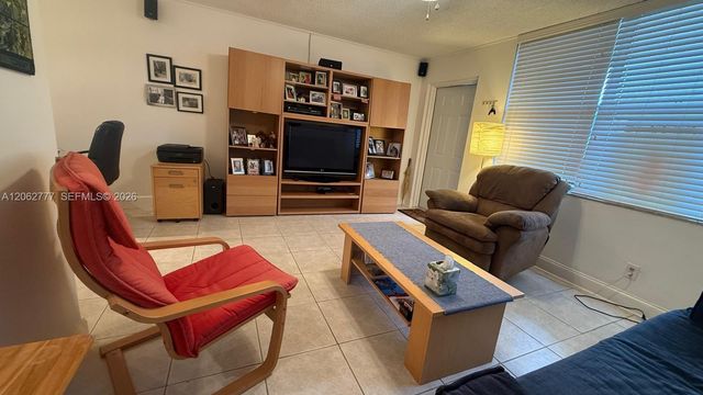 9081 Sunrise Lakes Blvd 105, Sunrise, FL 33322