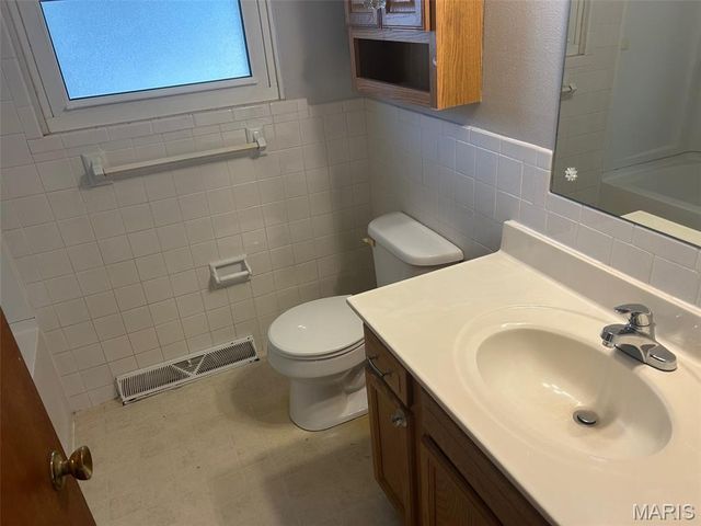 704 Holiday Avenue, Hazelwood, MO 63042