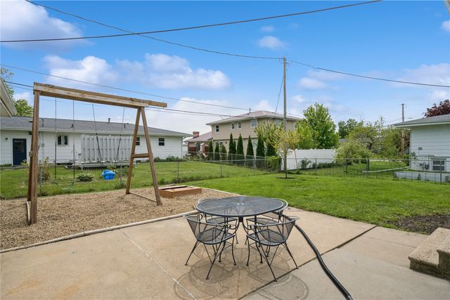 135 29th Street Court, Marion, IA 52302