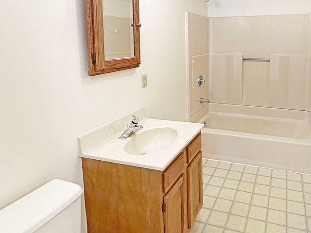 10 Gerald Ct 2, Leicester, MA 01524