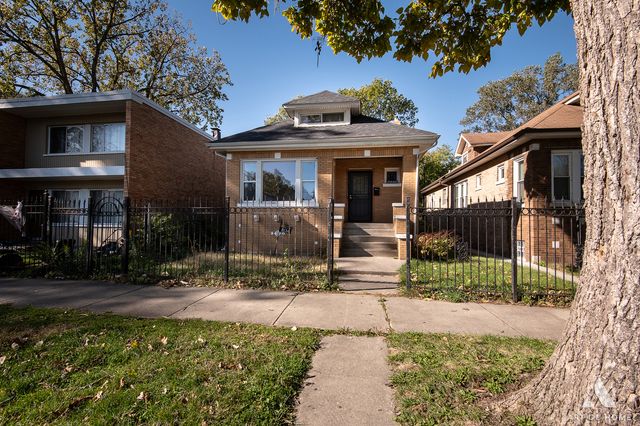 8136 S Manistee Avenue, Chicago, IL 60617