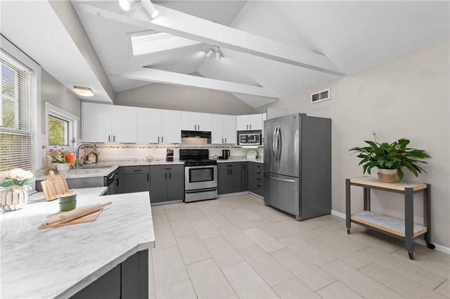 106 NW 61st Street, Gladstone, MO 64118