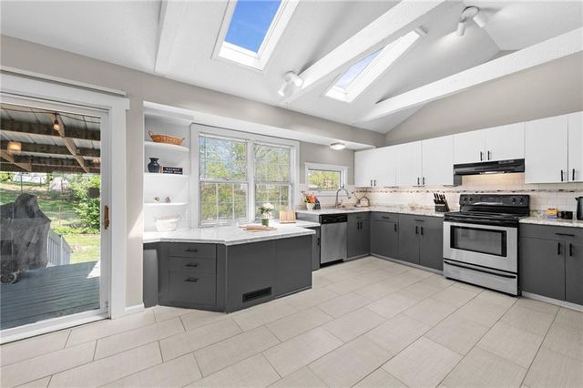 106 NW 61st Street, Gladstone, MO 64118