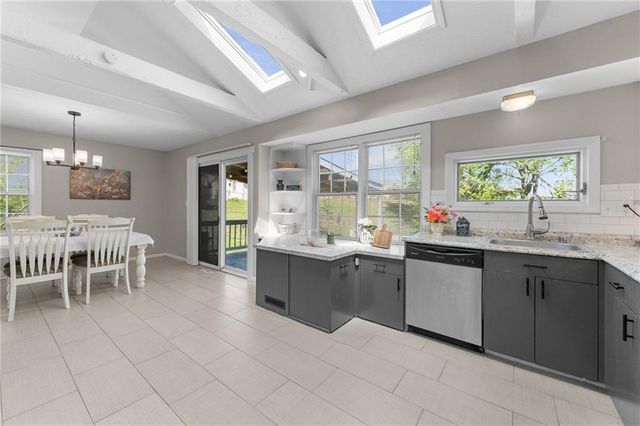 106 NW 61st Street, Gladstone, MO 64118