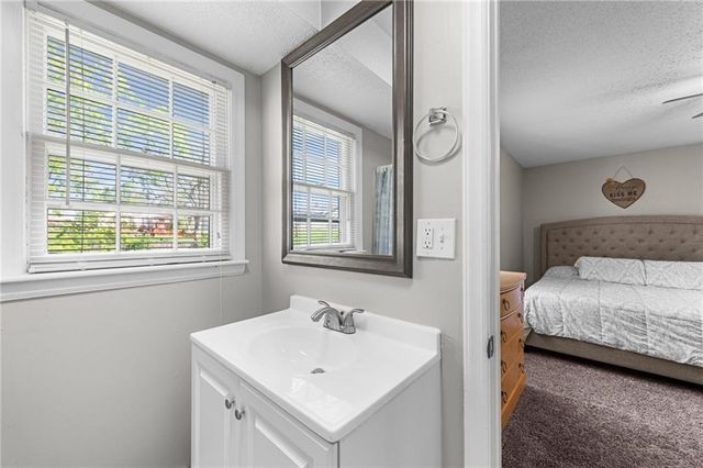 106 NW 61st Street, Gladstone, MO 64118