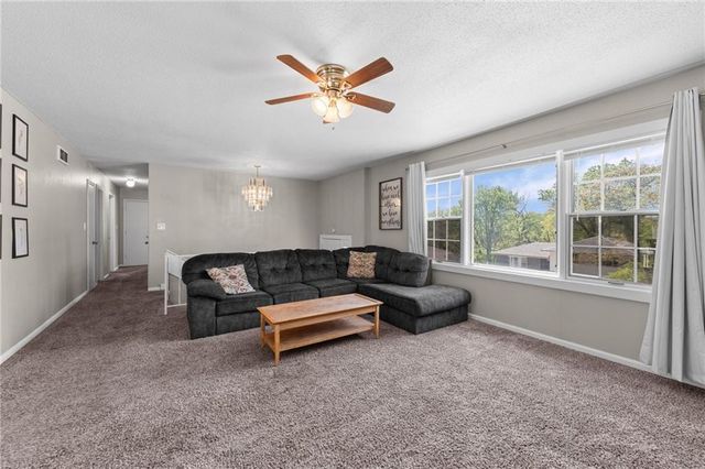 106 NW 61st Street, Gladstone, MO 64118