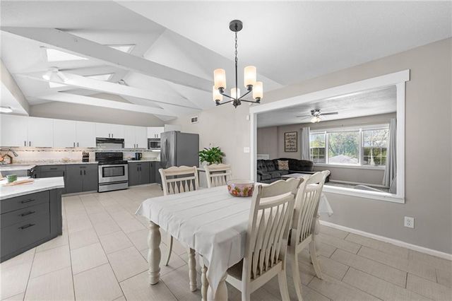 106 NW 61st Street, Gladstone, MO 64118