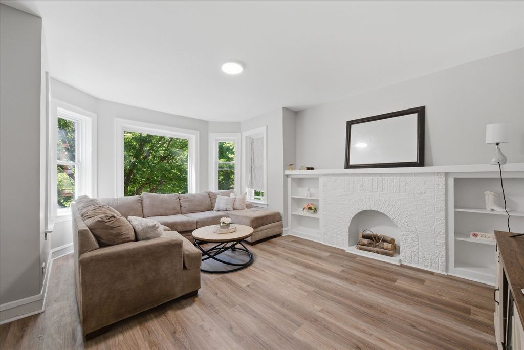 9015 S Muskegon Avenue, Chicago, IL 60617 — photo 4