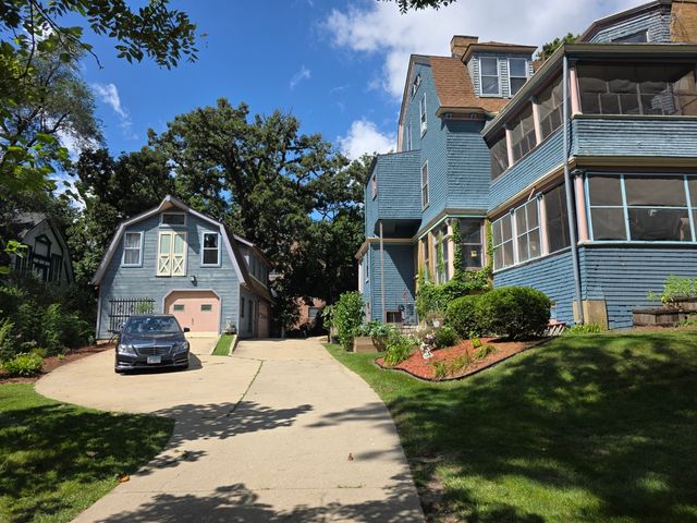 705 W Highland Avenue, Elgin, IL 60123