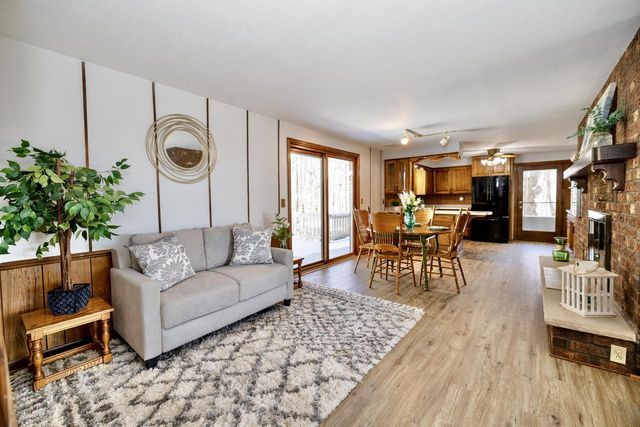 772 Brookwood CIRCLE, Hobart, WI 54155