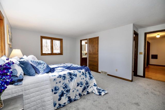 772 Brookwood CIRCLE, Hobart, WI 54155