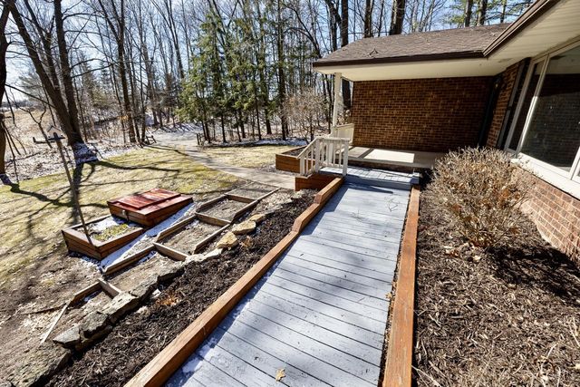 772 Brookwood CIRCLE, Hobart, WI 54155