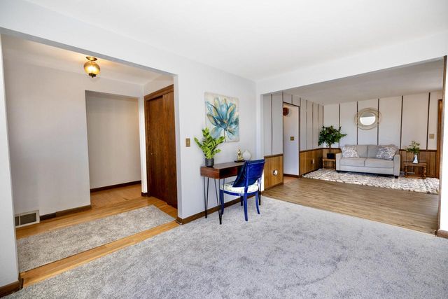 772 Brookwood CIRCLE, Hobart, WI 54155