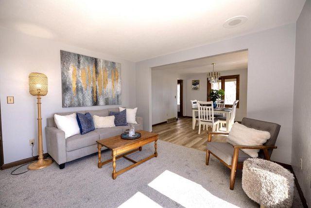 772 Brookwood CIRCLE, Hobart, WI 54155