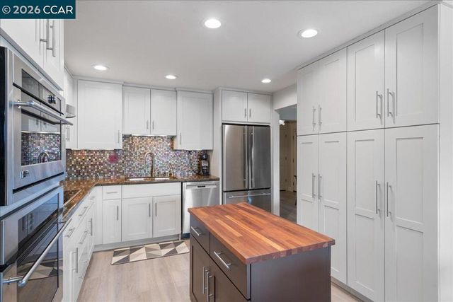 2100 Skycrest Dr 12, Walnut Creek, CA 94595