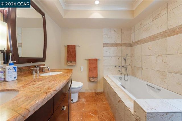 2100 Skycrest Dr 12, Walnut Creek, CA 94595