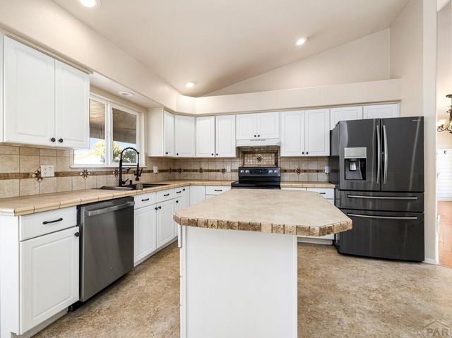 421 W Littler Dr, Pueblo West, CO 81007