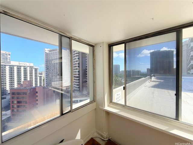 425 Ena Road 5D, Honolulu, HI 96815