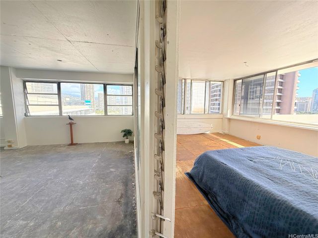 425 Ena Road 5D, Honolulu, HI 96815