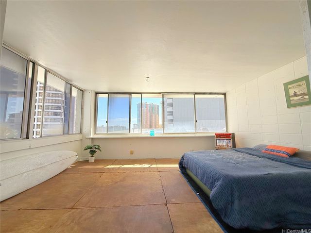 425 Ena Road 5D, Honolulu, HI 96815