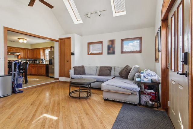 3940 N Paris Avenue, Chicago, IL 60634