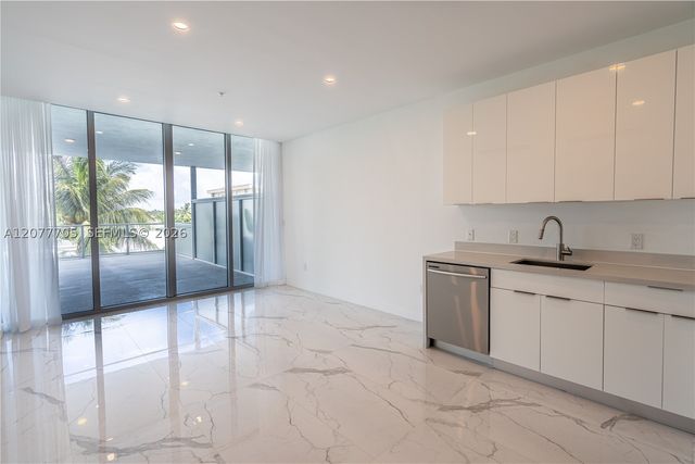 8425 Crespi Blvd 302, Miami Beach, FL 33141