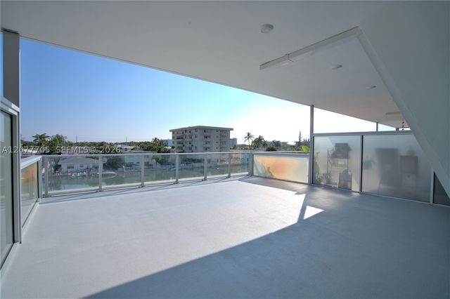 8425 Crespi Blvd 302, Miami Beach, FL 33141