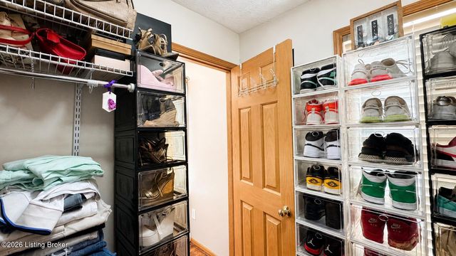 10308 Arbor Oak Dr, Louisville, KY 40229