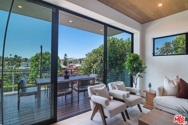 1122 N Coronado Street, Los Angeles, CA 90026