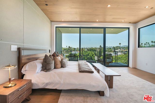 1122 N Coronado Street, Los Angeles, CA 90026