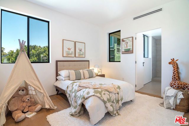1122 N Coronado Street, Los Angeles, CA 90026