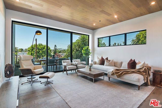 1122 N Coronado Street, Los Angeles, CA 90026