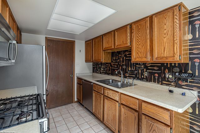 7140 Olde Gatehouse Road, Tinley Park, IL 60477