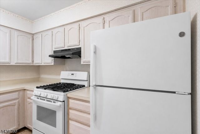 22 Willow Ci 702, Hamburg Boro, NJ 07419