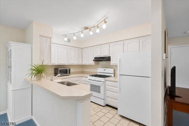 22 Willow Ci 702, Hamburg Boro, NJ 07419