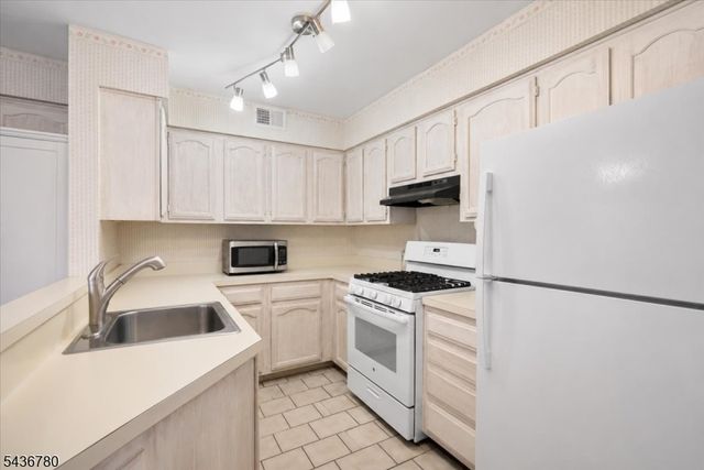 22 Willow Ci 702, Hamburg Boro, NJ 07419