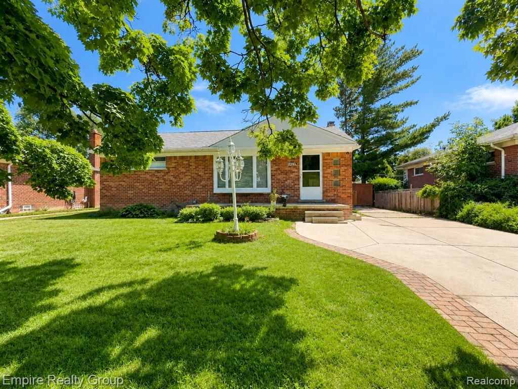 905 N Esplanade Street, Mount Clemens, MI 48043