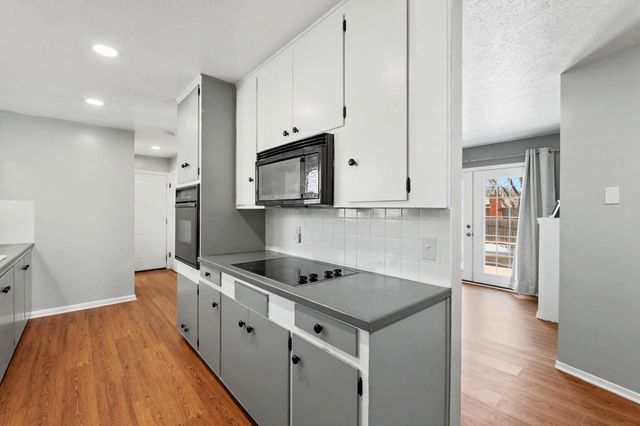 1020 N Brookfield St, Wichita, KS 67206