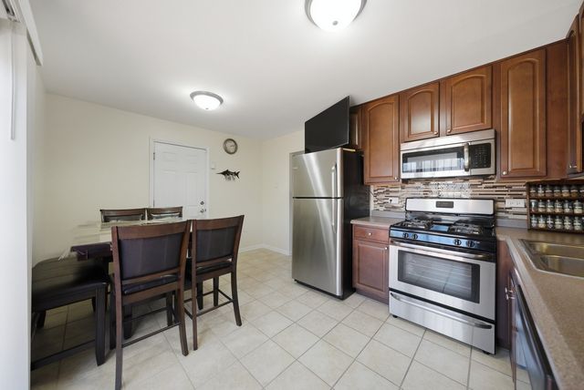 175 Creekside Drive, Bolingbrook, IL 60440