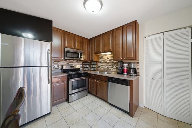 175 Creekside Drive, Bolingbrook, IL 60440