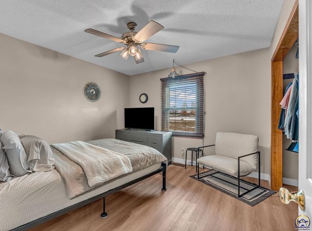 8425 SW 21st St, Topeka, KS 66615