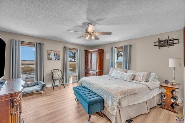 8425 SW 21st St, Topeka, KS 66615