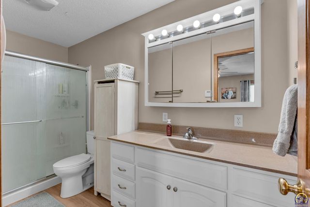 8425 SW 21st St, Topeka, KS 66615