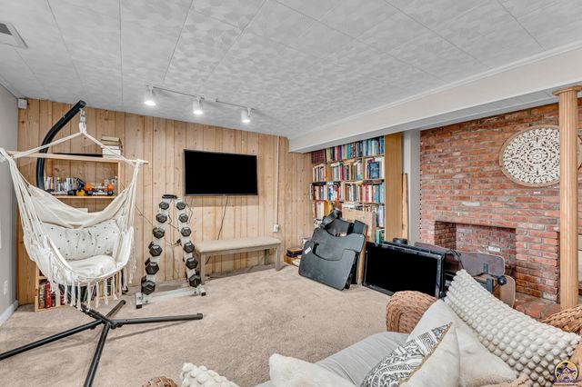 8425 SW 21st St, Topeka, KS 66615