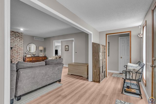 8425 SW 21st St, Topeka, KS 66615