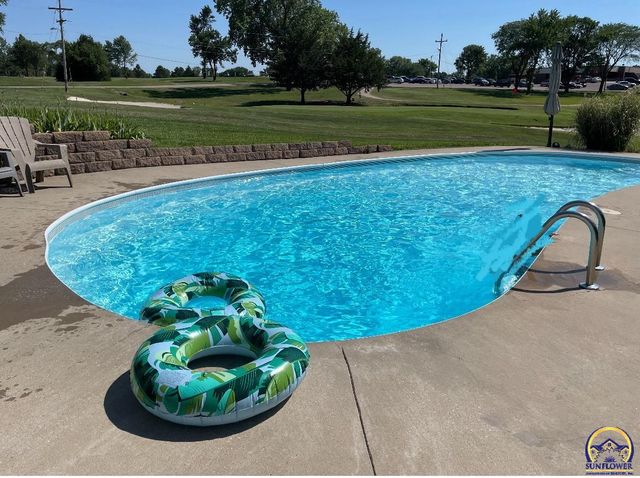 8425 SW 21st St, Topeka, KS 66615